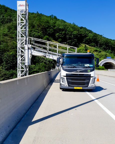 Bridge inspection truck